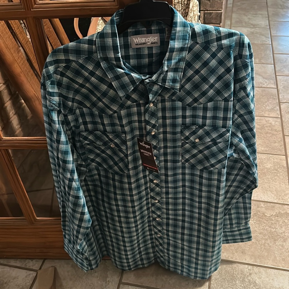 Wrangler men’s shirt - size XLT. New with tags.